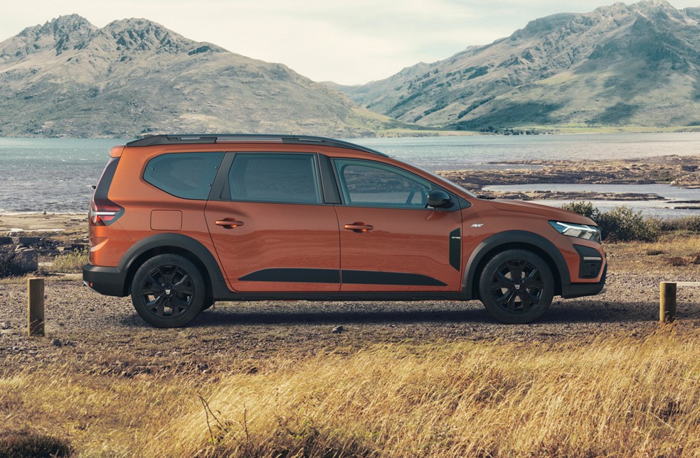 Dacia Jogger tem 13 cm a mais do que a Chevrolet Spin — Foto: Divulgação
