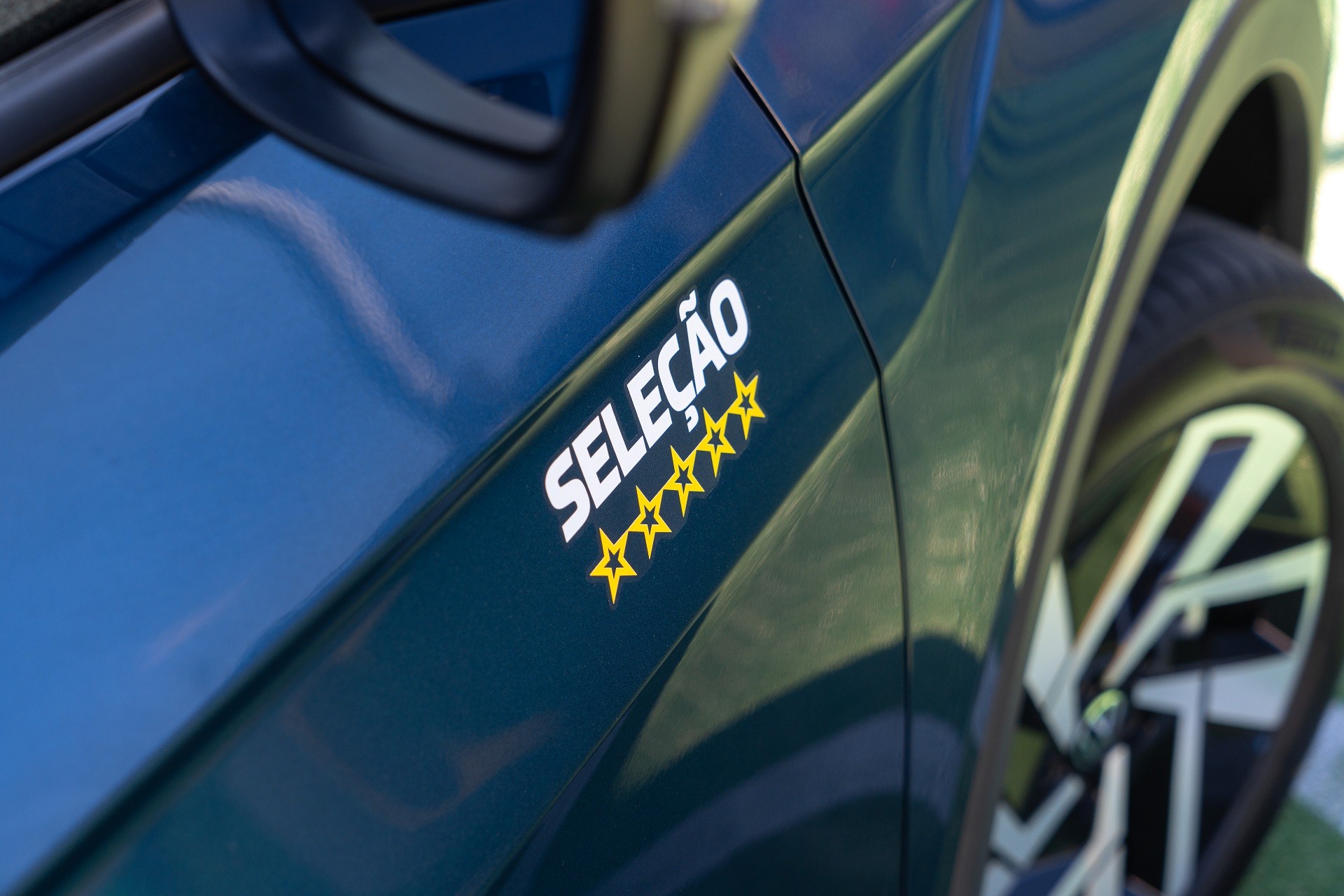 5 adesivos decorativos para renovar o visual do carro
