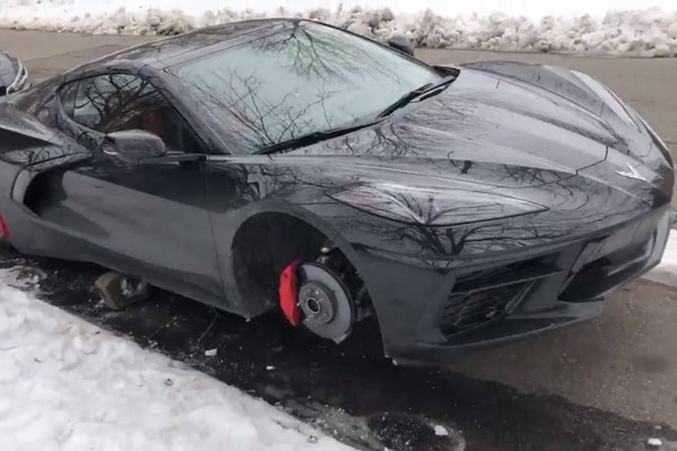 O maior peso no eixo traseiro fez a dianteira do esportivo ficar erguida (Foto: Reprodução) — Foto: Auto Esporte