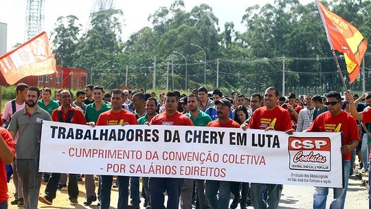 Metalúrgicos da Chery cruzam os braços na fábrica de Jacareí