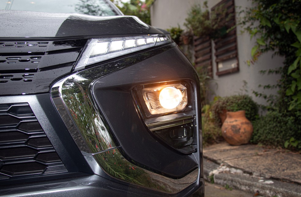 No Mitsubishi Eclipse Cross Rush, só a assinatua é de LED; conjunto principal é halógeno — Foto: André Paixão/Auto News Brasil