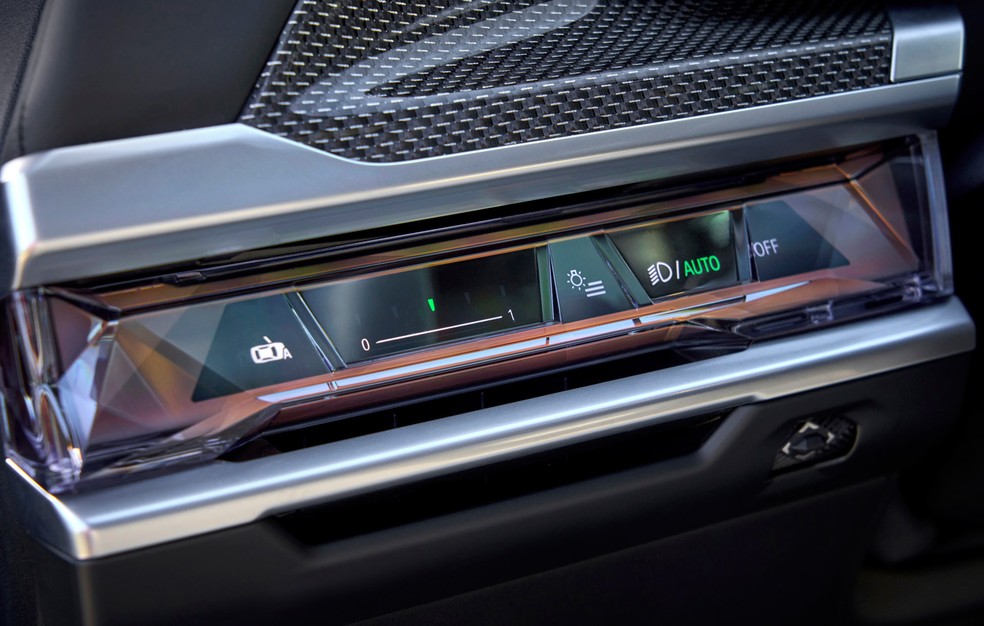 Saída de ventilação fica oculta na faixa do painel no BMW i7 — Foto: Divulgação