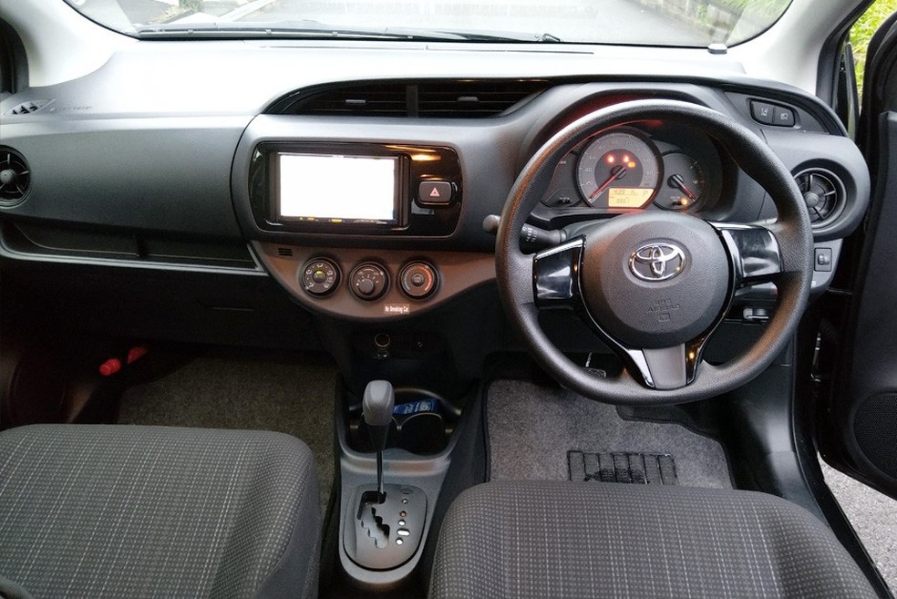 Interior é simples, mas melhor equipado que o Etios/Yaris brasileiro (Foto: Ulisses Cavalcante) — Foto: Auto Esporte