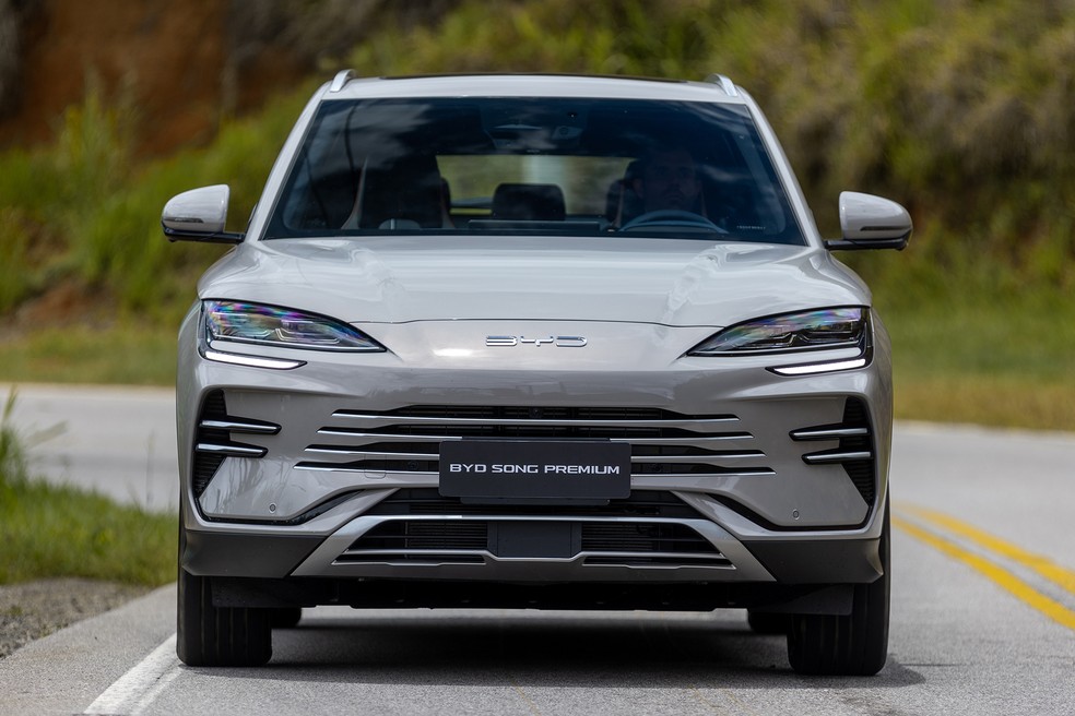 O certo é Song Premium ou Song Plus Premium? Note que nem a BYD padronizou o nome do carro — Foto: Divulgação/BYD