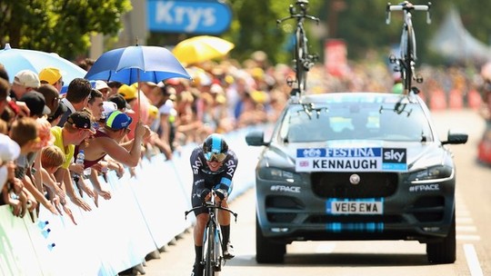 Assista ao vídeo do protótipo do Jaguar F-Pace como carro de apoio em Tour de France