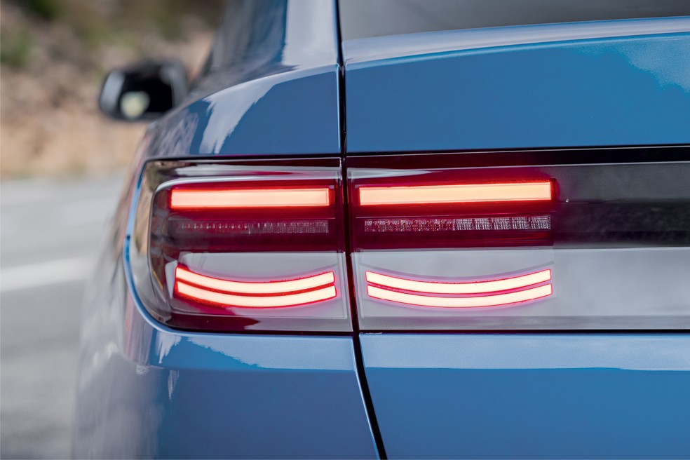Ford Capri tem conjunto de lanternas traseiras que invadem a lateral e luzes com padrão de linhas retas e pequenas curvas — Foto: Divulgação