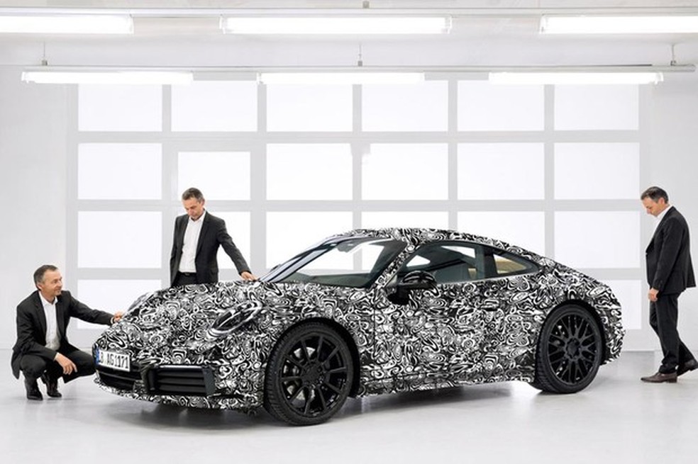 August Achleitner, chefe da gama 911, examina a nova geração do esportivo (Foto: Divulgação) — Foto: Auto Esporte