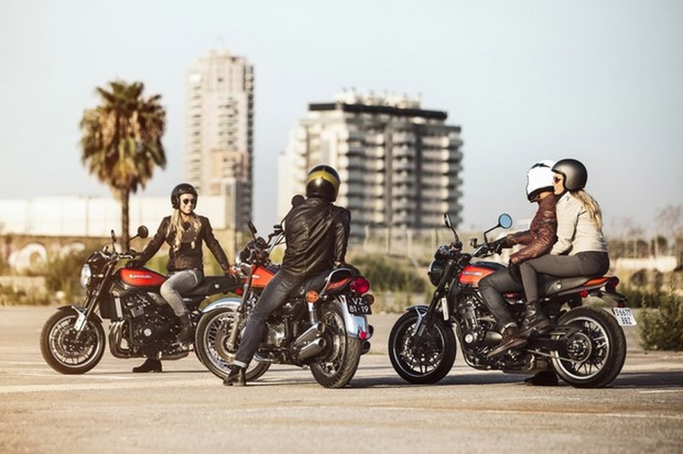 A antiga Z1 aparece entre duas Z900RS na foto (Foto: Divulgação) — Foto: Auto Esporte