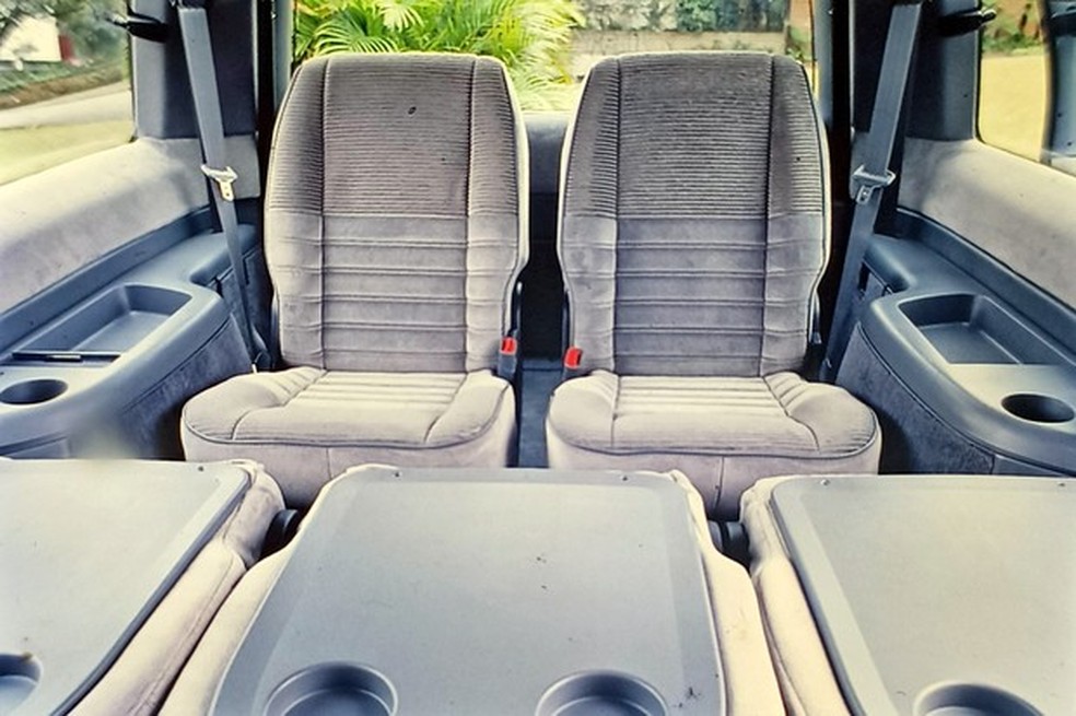 Por todos os lados espaços para copos, lanche e mesas improvisadas pelo rebatimento dos encostos de bancos. (Foto: Carlos de Paula) — Foto: Auto Esporte