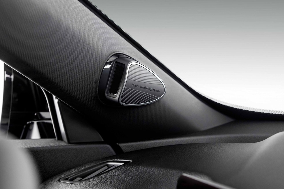 Uma câmera interna detecta o rosto que assume o volante para ajustar automaticamente as configurações — Foto: Divulgação