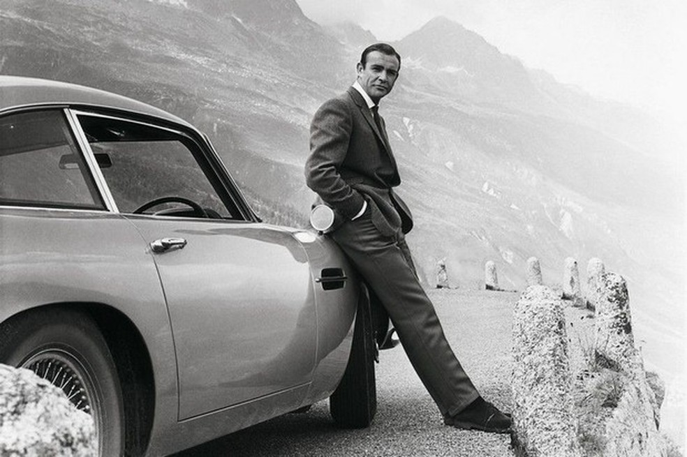 Sean Connery ao lado do Aston Martin DB5 (Foto: Divulgação) — Foto: Auto Esporte