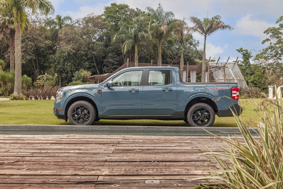 Nova Ford Maverick tem rodas de liga leve de 17'' e pneus de uso misto — Foto: Leo Sposito 