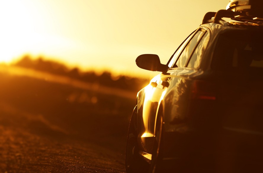 Carro exposto ao sol forte