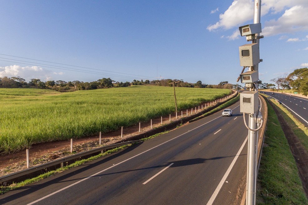 Carro passando por radar de velocidade em rodovia no Brasil — Foto: Getty Images