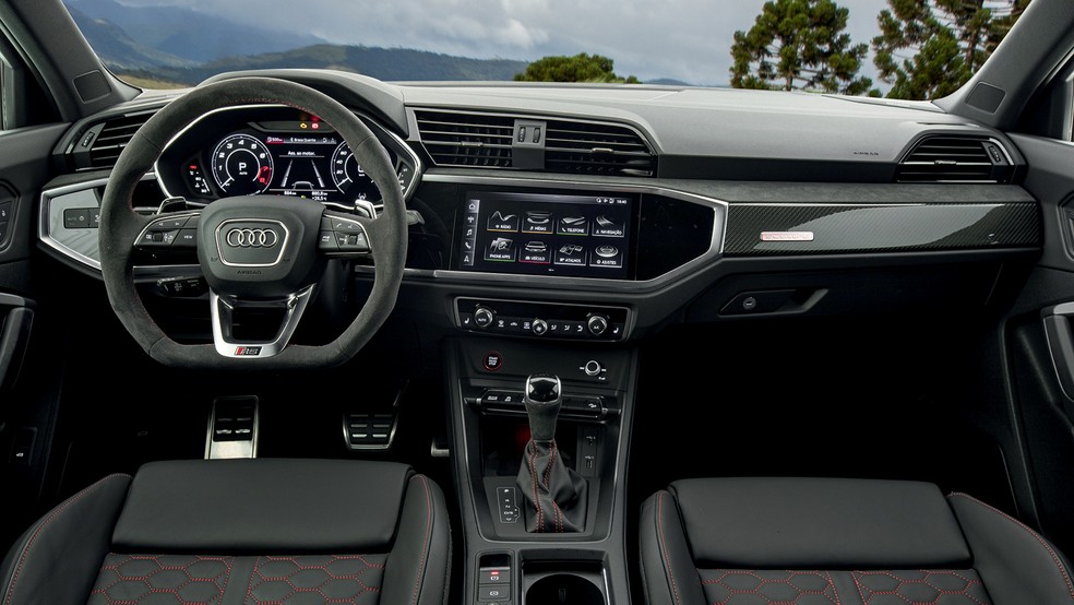 O já famoso Audi Virtual Cockpit mostra os instrumentos de forma clara, enquanto a central MMI traz diversas funções do carro — Foto: Divulgação