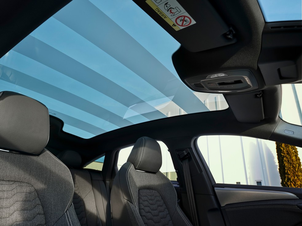 Teto solar do Audi A6 e-tron pode ficar opaco e transparente  — Foto: Divulgação/Audi