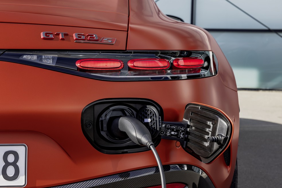 Bocal do carregador do Mercedes AMG GT 63 S E Performance fica localizado abaixo da lanterna traseira direita — Foto: Divulgação