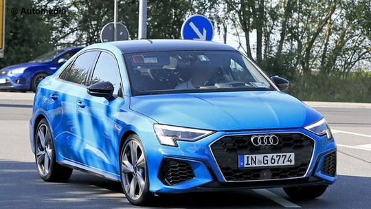 Audi S3 sedã e hatch são flagrados sem disfarce 