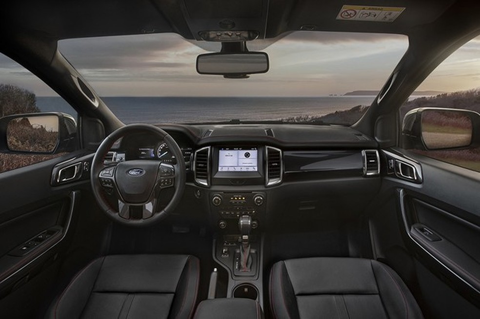 O interior tem detalhes em vermelho e preto nos bancos de couro (Foto: Divulgação) — Foto: Auto Esporte
