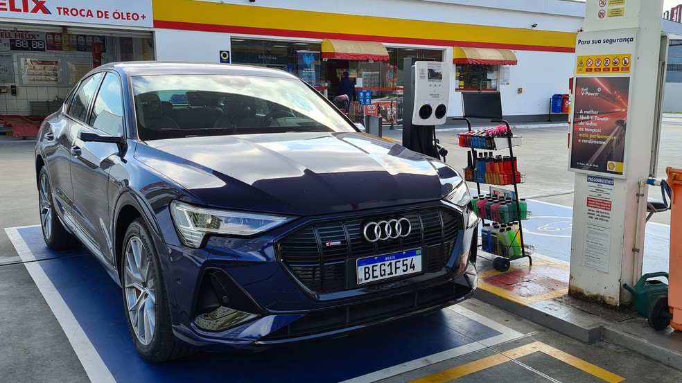 O carregador AC dentro do posto de combustível estava livre, mas parou de funcionar e travou o cabo no e-tron — Foto: Rodrigo Ribeiro/Auto News Brasil