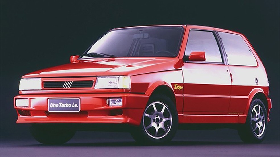 Fiat Uno Turbo foi a versão esportiva definitiva. A marca até contratou Rubinho Barrichello como garoto-propaganda — Foto: Divulgação
