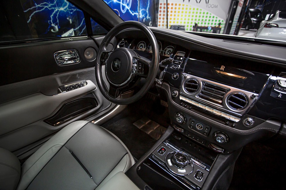 A cabine mantém o aspecto do Wraith, mas traz modificação no acabamento e sistema de som — Foto: Reprodução/Facebook