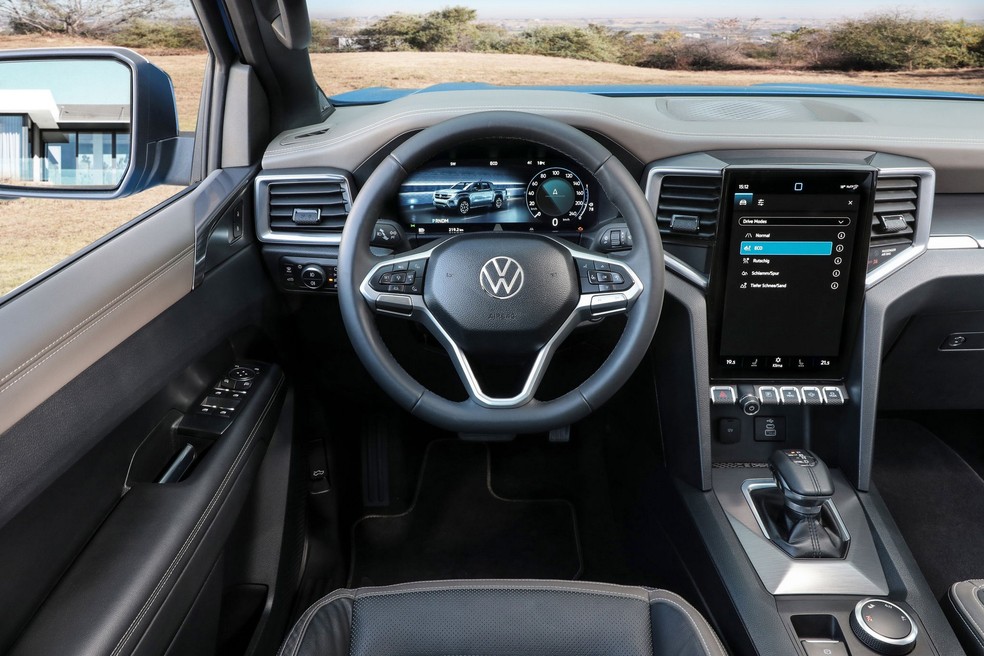 Nova Volkswagen Amarok 2023 teve o interior totalmente redesenhado; central multimidia de 12'' e painel de instrumentos digital são os destaques — Foto: Divulgação