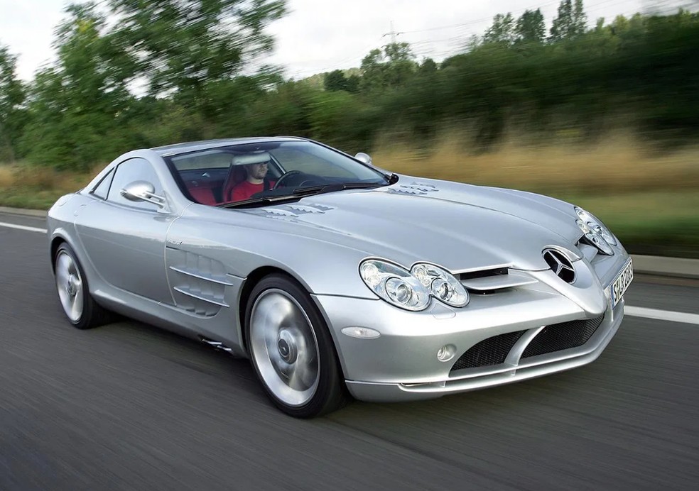 Mercedes-Benz SLR McLaren foi primeiro carro com chassi feito de fibra de carbono — Foto: Divulgação