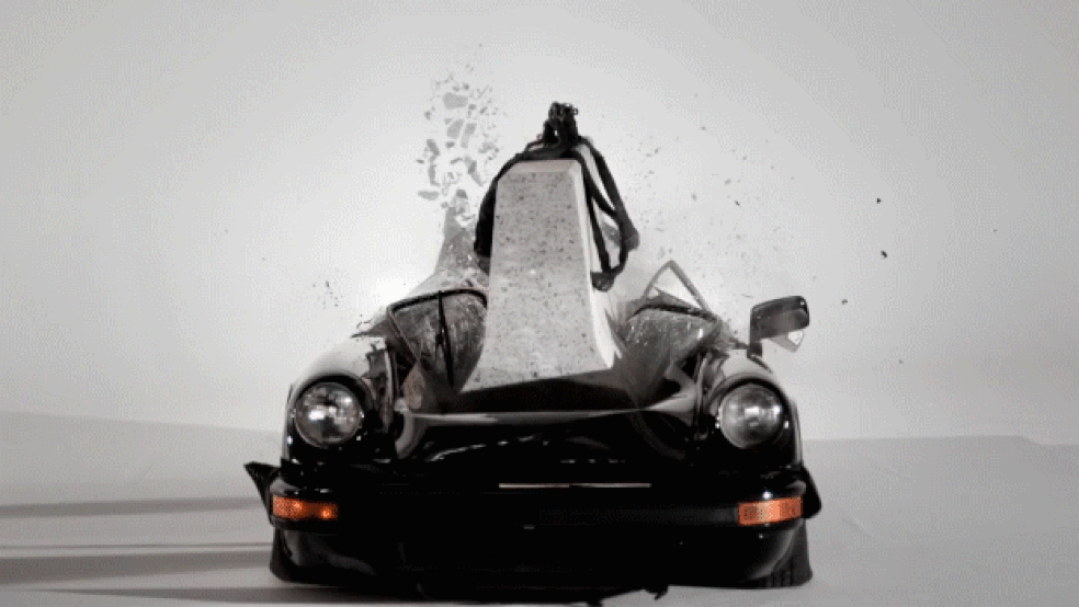 POrsche 911 clássico é destruído em vídeo de publicidade (Foto: Reprodução) — Foto: Auto Esporte