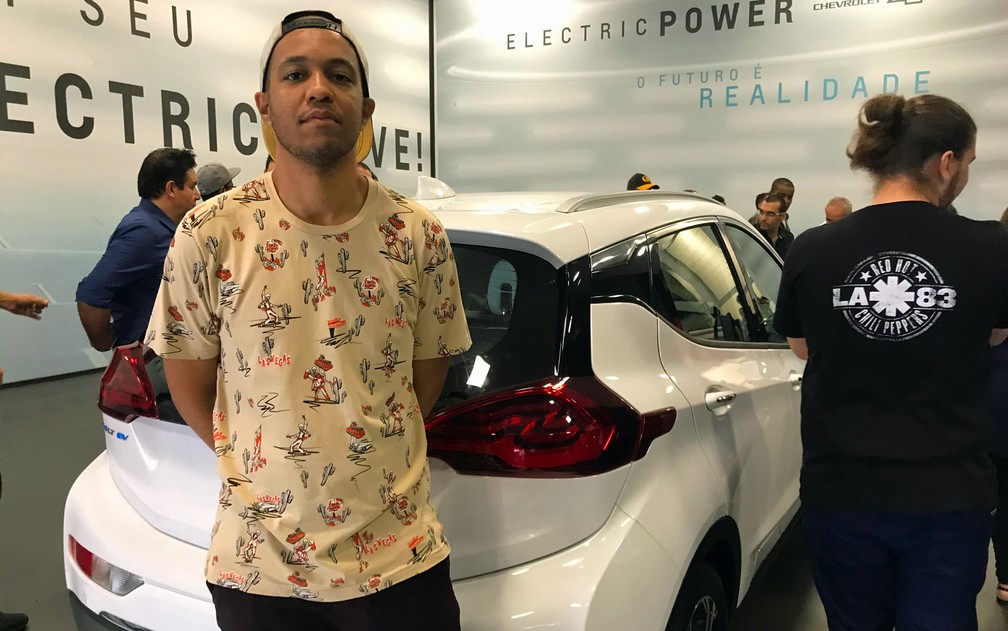 Lucas Marques, de Uberaba (MG), foi ao Salão por causa dos carros elétricos — Foto: André Paixão/G1