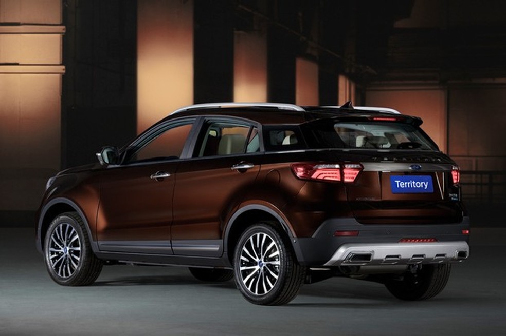 A traseira adota lanternas e logotipos com a identidade da Ford (Foto: Divulgação) — Foto: Auto Esporte