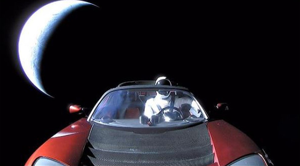 Tesla Roadster no espaço em direção a Marte — Foto: Reprodução