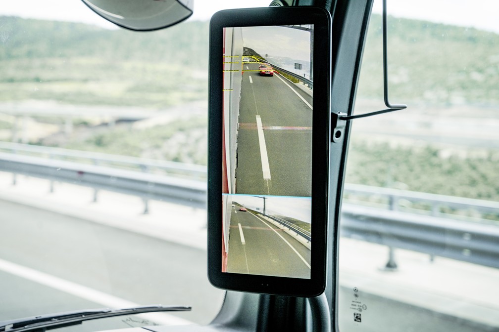 Monitor de 15 polegadas substitui espelho retrovisor no Mercedes-Benz Actros — Foto: Divulgação