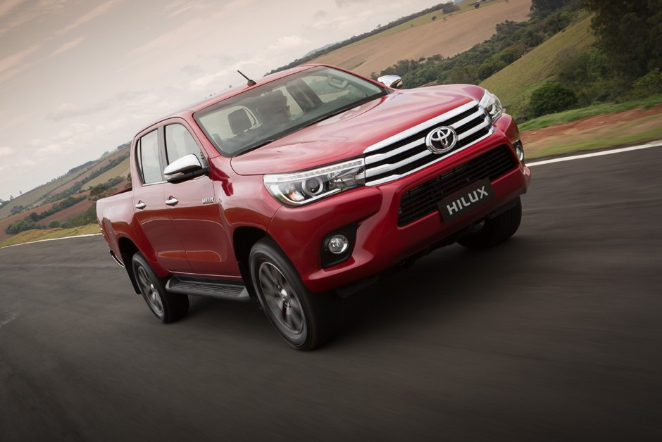 Toyota Hilux 2016 em movimento