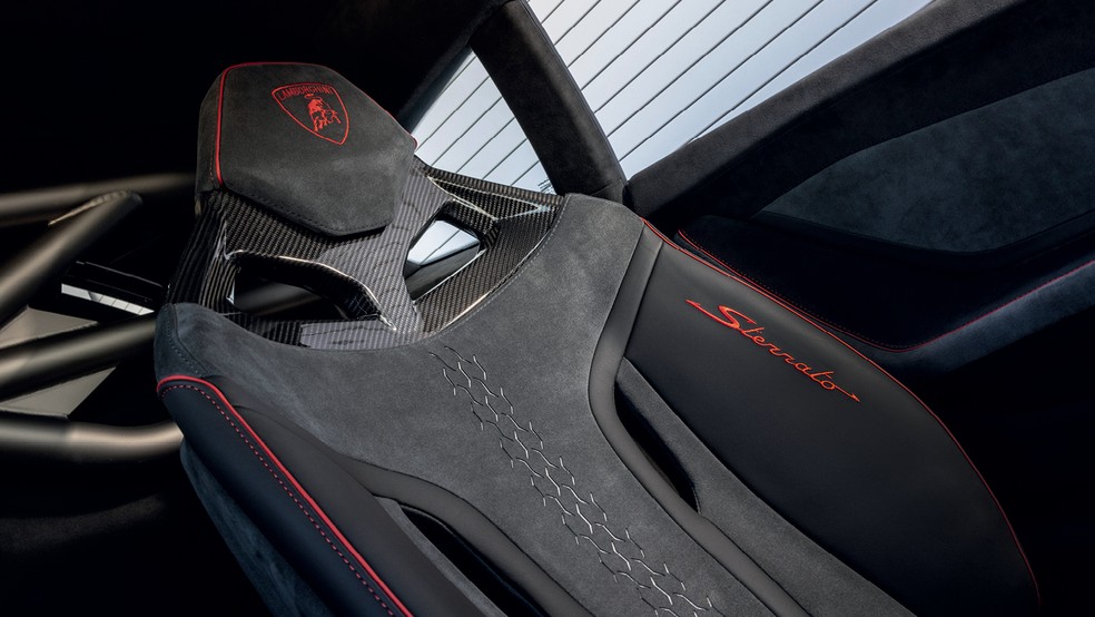 Lamborghini Sterrato tem bancos com revestimento de alcântara — Foto: Divulgação