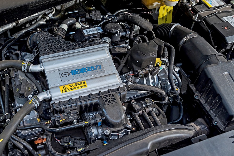 GAC GS4 chegará ao Brasil primeiro em versões a combustão, equipadas com motor 1.5 turbo quatro-cilindros de 16 válvulas a gasolina de 177 cv e 27,5 kgfm — Foto: Renato Durães/Auto News Brasil