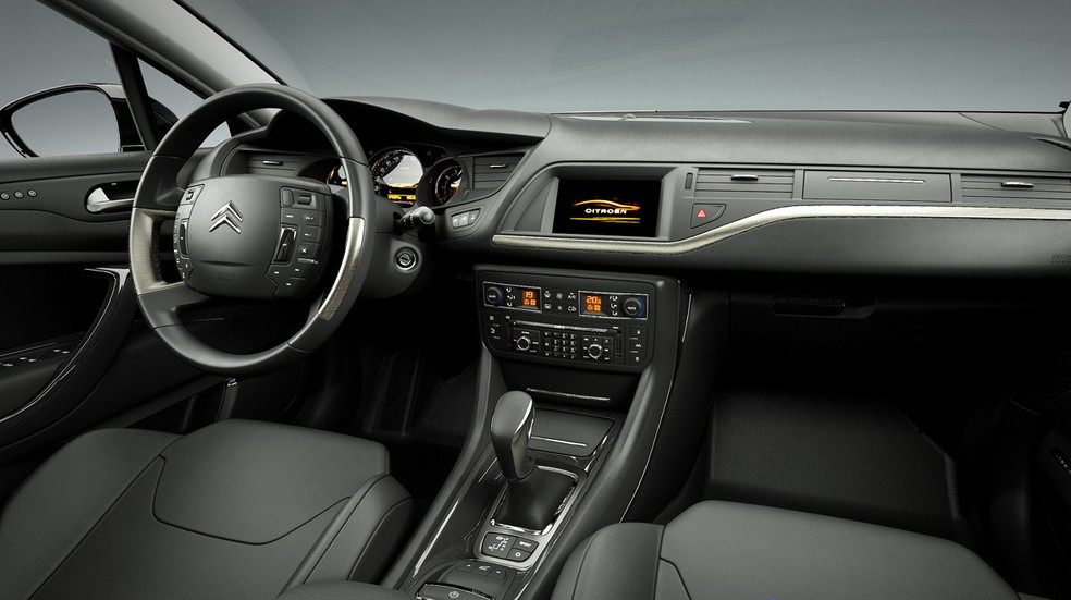 Citroën C5 Tourer era marcada pelo volante de cubo fixo, em que só a extremidade gira — Foto: Divulgação