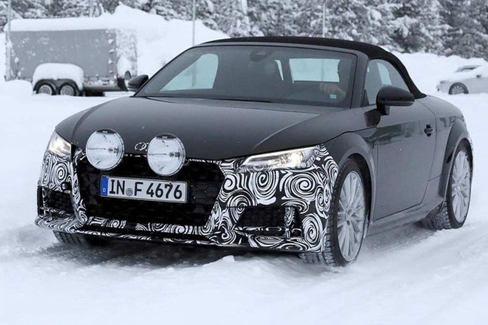 Audi TT reestilizado é flagrado na neve (Foto: Automedia) — Foto: Auto Esporte
