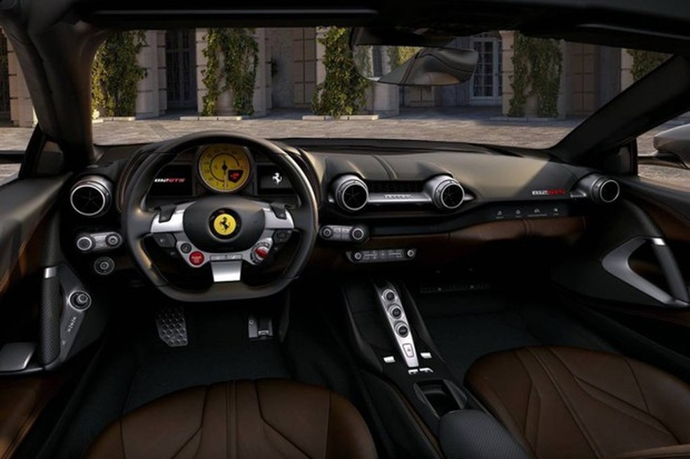 Ferrari 812 GTS tem segunda tela do lado do passageiro — Foto: Divulgação