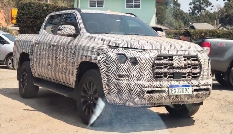 Mitsubishi L200 Triton é flagrada em testes e entrega grade dianteira renovada
