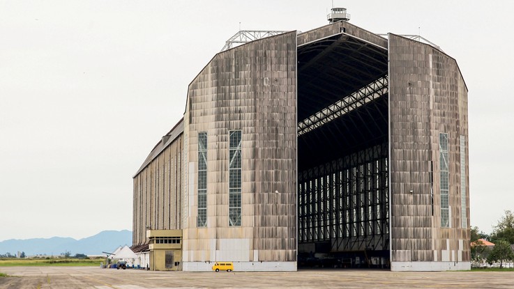 O desfile foi realizado dentro de um hangar à prova de chuva