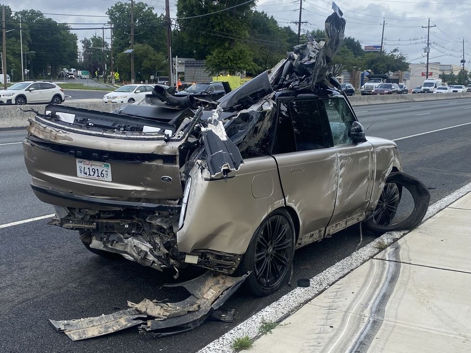 Carro fica destruído após cair de caminhão-cegonha que entalou em