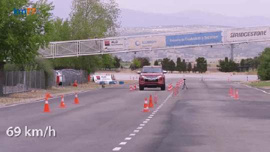 Vídeo: Nova Mitsubishi L200 sai do chão em teste do alce, mas resultado é considerado "satisfatório"