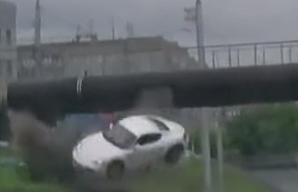 Porsche Cayman capota várias vezes após bater em mureta (Foto: Reprodução / Youtube) — Foto: Auto Esporte