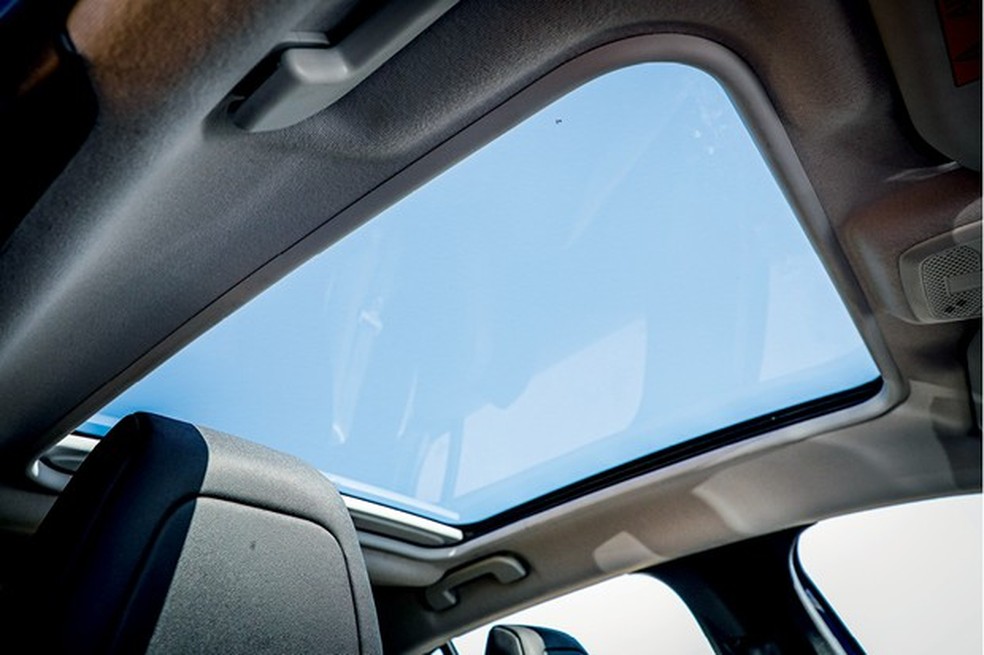 Teto solar de vidro é fixo (Foto: Rafael Munhoz) — Foto: Auto Esporte