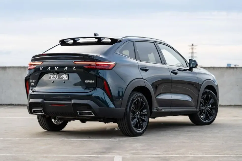 A traseira do Haval H6 GT é bem diferente da do Haval H6 convencional e no exterior o carro tem uma cor só  — Foto: CarExpert