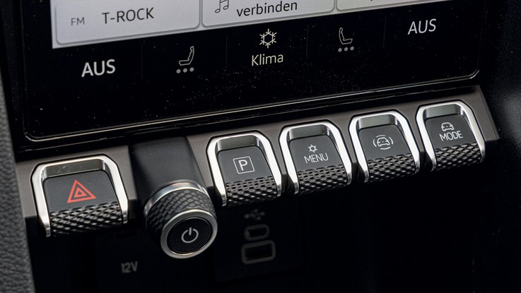 Volkswagen Amarok - Volkswagen não dispensou um botão físico giratório para controlar o volume da música (ufa!)