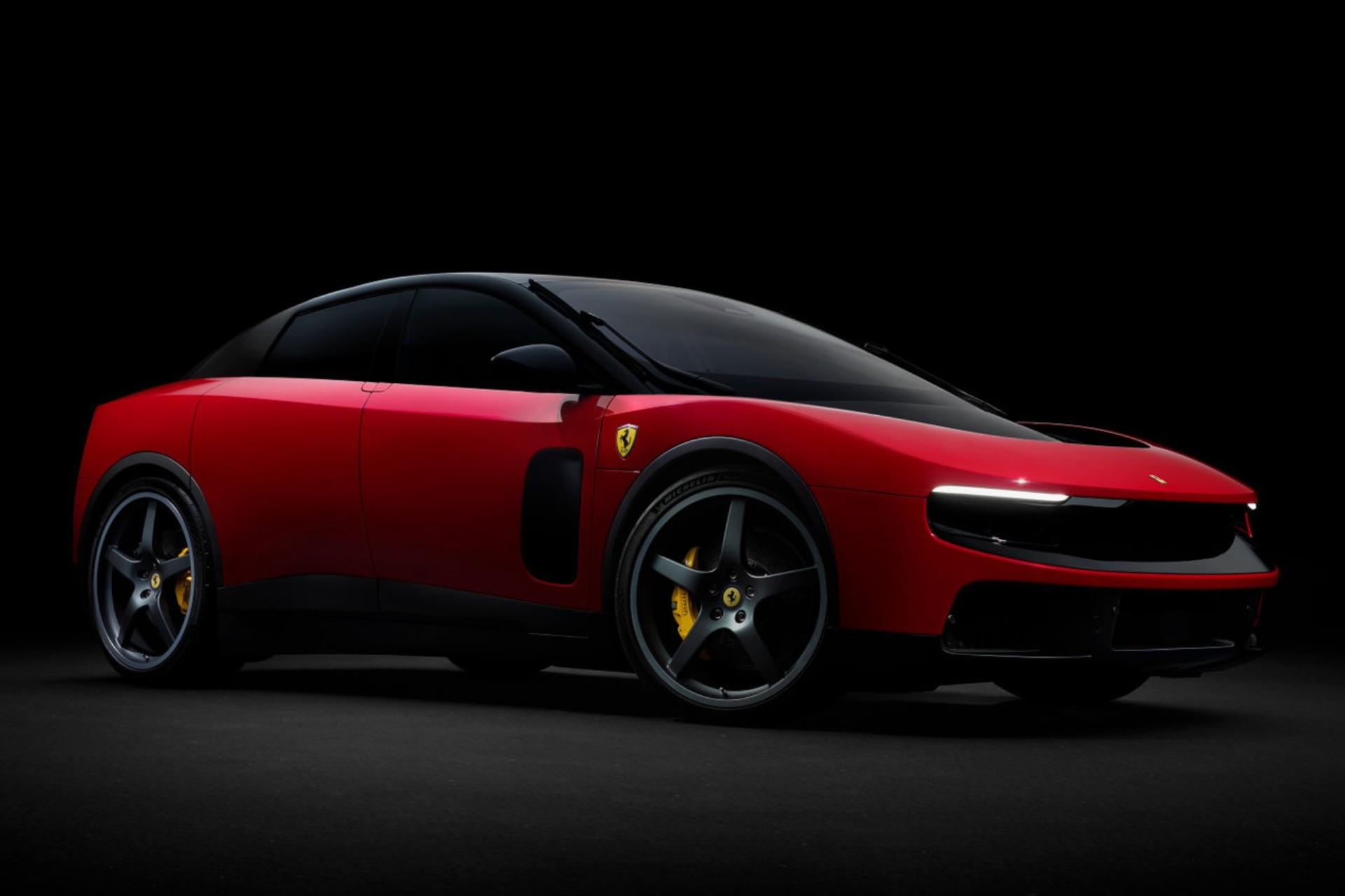 Design da Ferrari Luce decepciona até ex-chefe e faz ações das marcas caírem