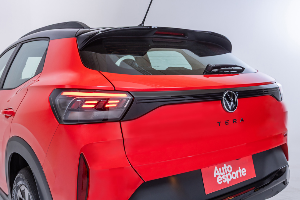 Volkswagen Tera 2026 tem lanternas interligadas por elemento em preto — Foto: Renato Durães/Autoesporte