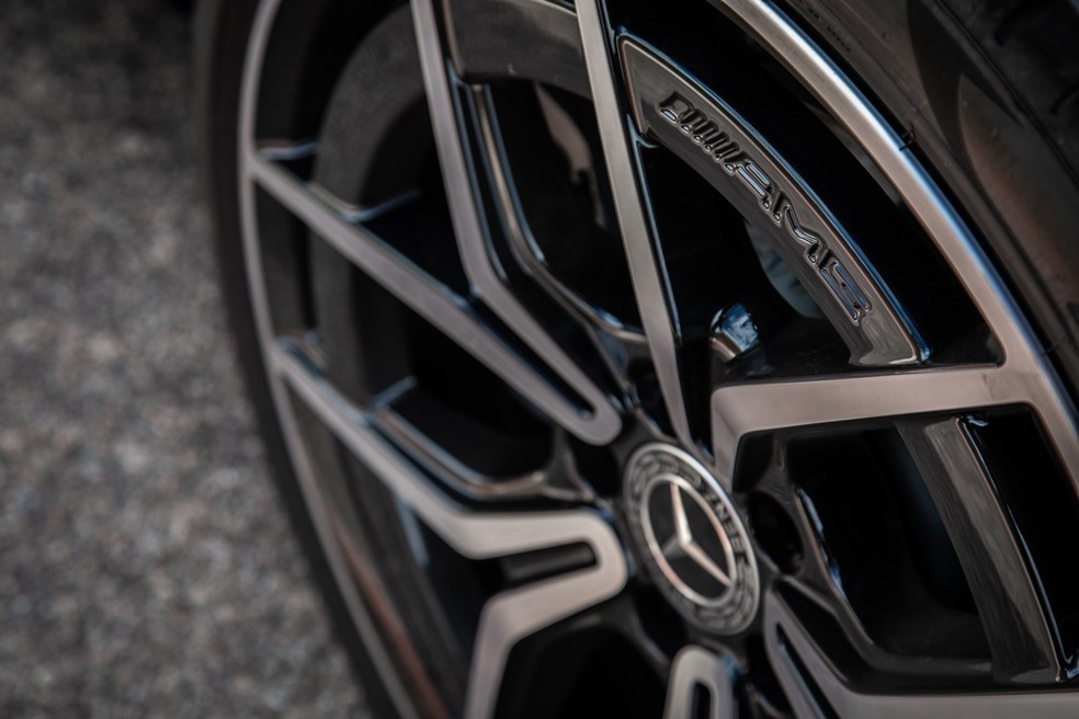 Rodas da AMG têm 19 polegadas e ajudam na aerodinâmica do novo Mercedes-Benz Classe C — Foto: Divulgação
